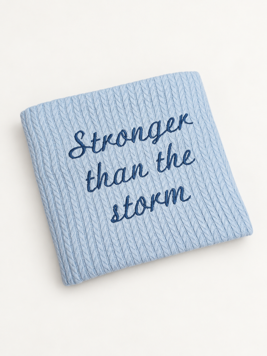 Svijetlo plava pamučna pletena dekica s tamno plavim vezom Stronger than the storm