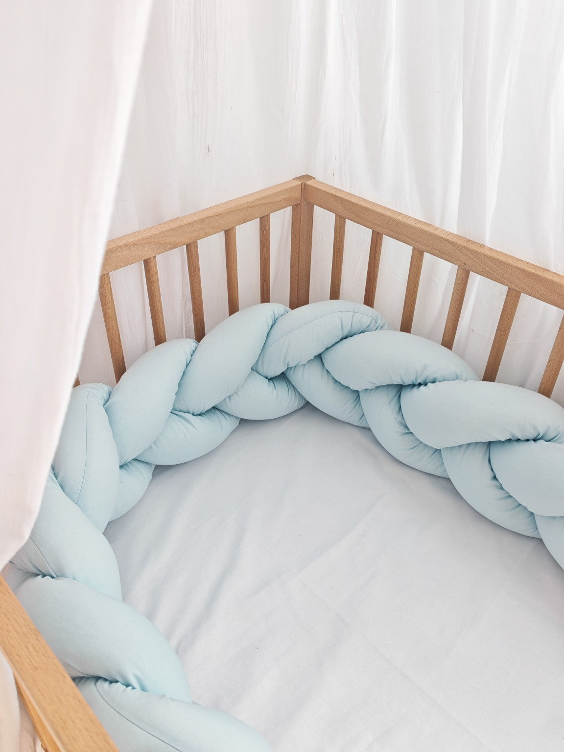 Baby plava pletenica za dječji krevetić